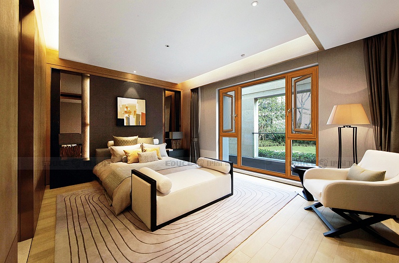 伊盾門窗之柏林時(shí)光系列平開窗，為你創(chuàng)造鬧市擁有安靜空間的夢(mèng)想！柏林時(shí)光平開窗-110mm 肌膚木