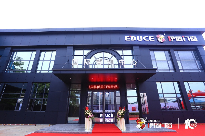 肩負著“讓生活遠離噪音，讓家庭擁有安全”企業使命的伊盾門窗，志在向人們展示一種獨創的生活意境，為懂得思考人生、注重提高生活質量的上流階層提供整套門窗系統解決方案，讓上流階層擁有一個優質的家居生活環境。01 (10)